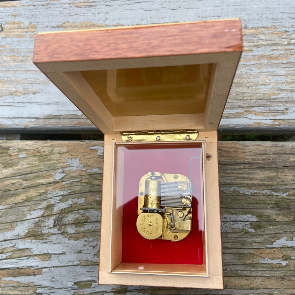 1941 VINTAGE HUMMEL BABY CHARACTER MUSIC BOX  - WOOD Sounds Great